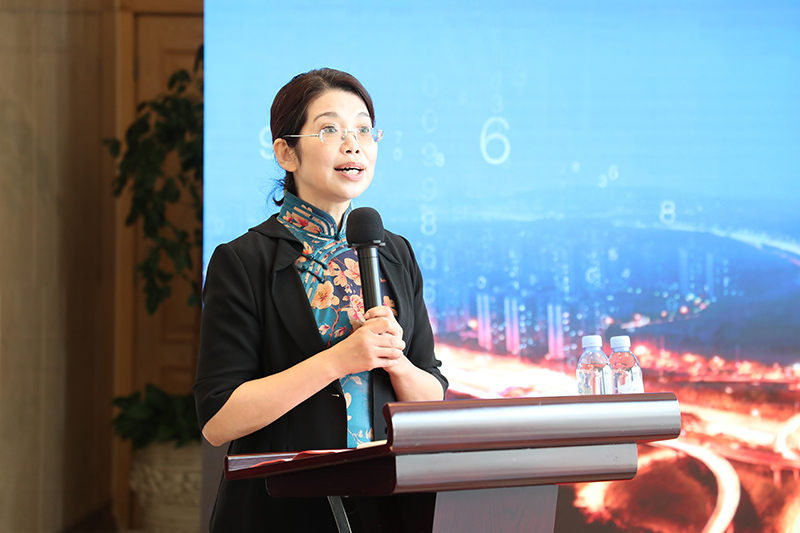 1722409136336946KiWZ.jpg “老交通”智庫執(zhí)行副主任、交通運(yùn)輸部離退休干部局局長(zhǎng)張曉冰主持“老交通”智庫成立大會(huì)與揭牌儀式.jpg